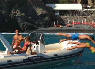  在科西嘉岛与朋友一起租一艘船 